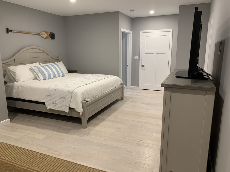 King Bed - Main Floor