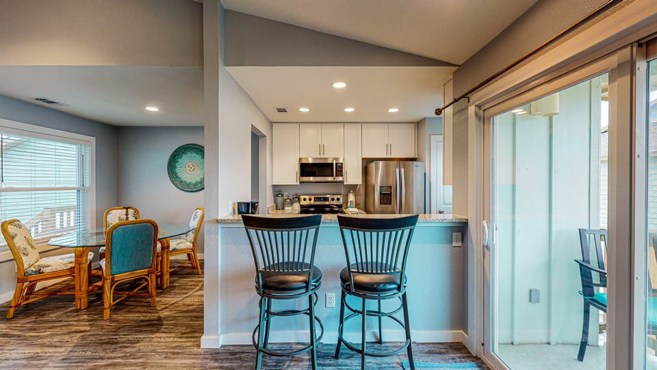 Breakfast Bar with Seating for 2
