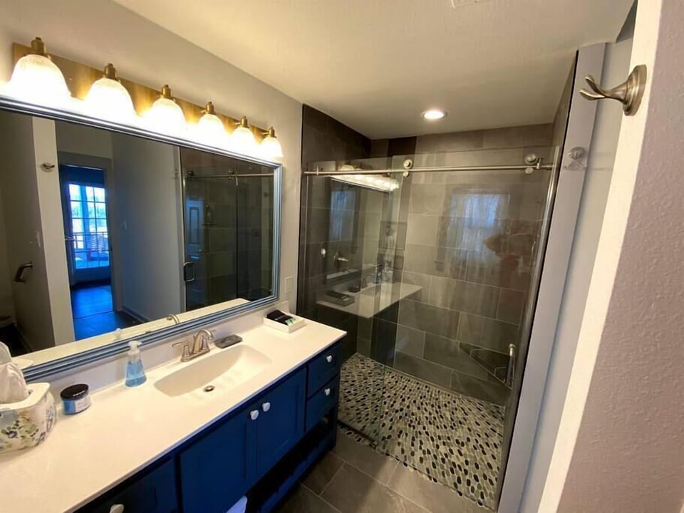 Master suite bathroom