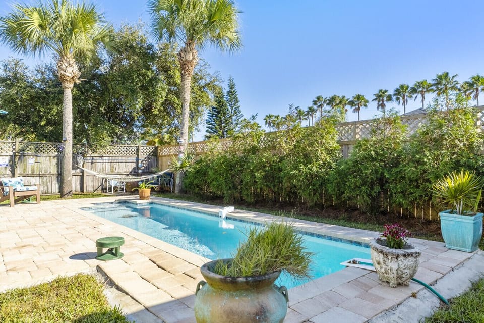 Private Resort-like Backyard, steps to the beach, bring your flip-flops!