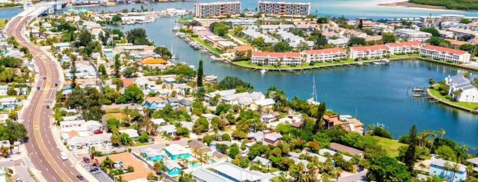 Boutique Beach Retreat Treasure Island Directly across the street from one of the most beautiful beaches. 