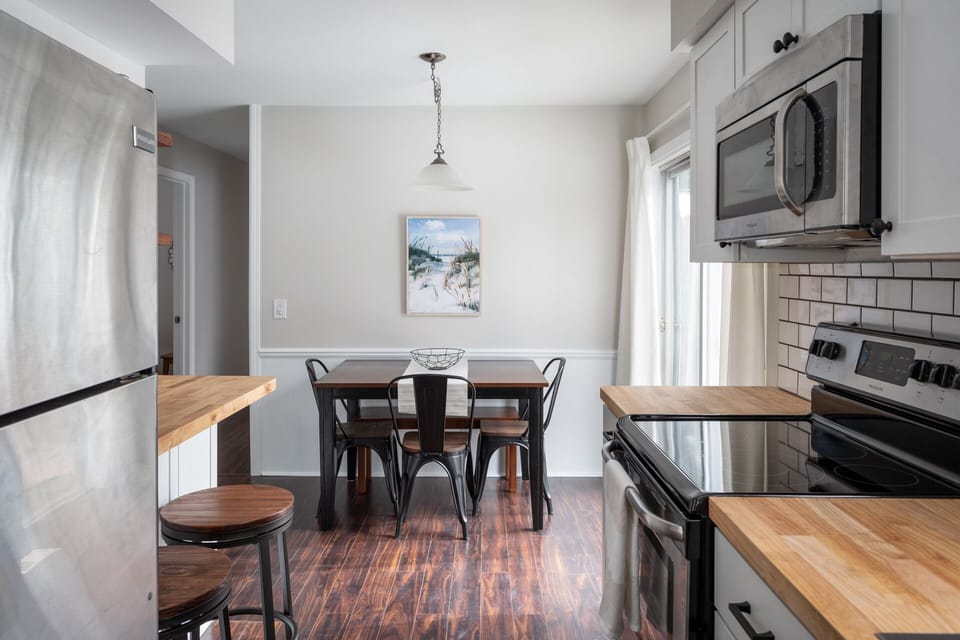 Seat 6 comfortably around the kitchen table with bench seating.