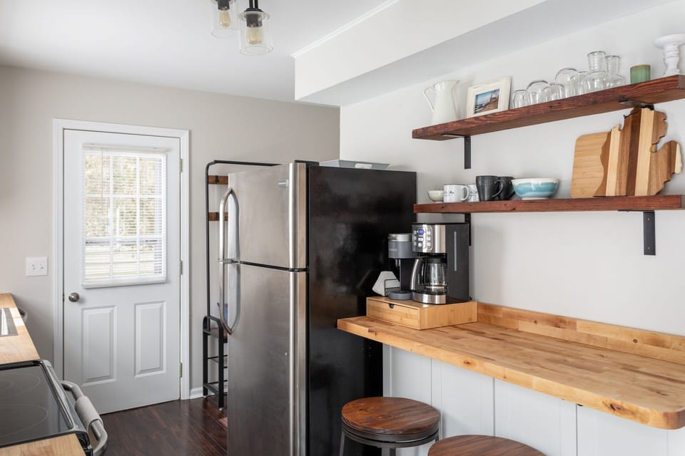 Have a quick breakfast at the bar seating.