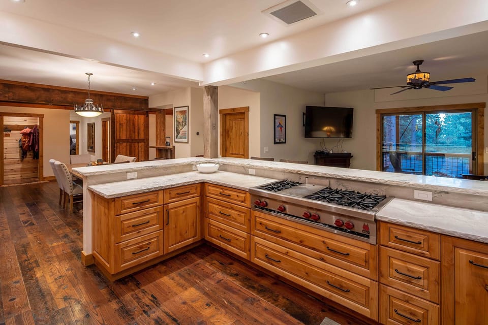 Fully Equipped Kitchen | Crockpot | Flatware Provided