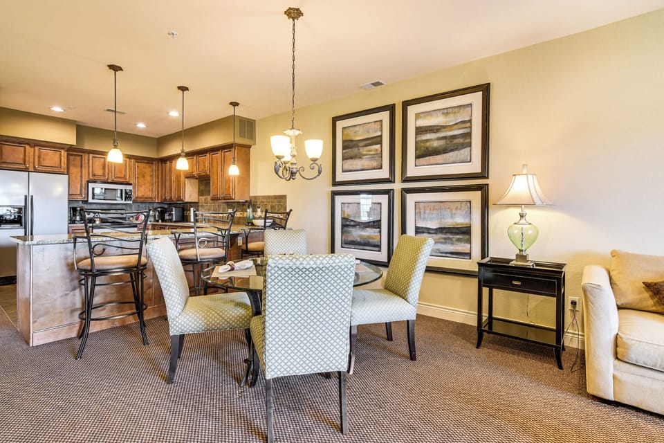 Dining Area | Dishes & Flatware Provided