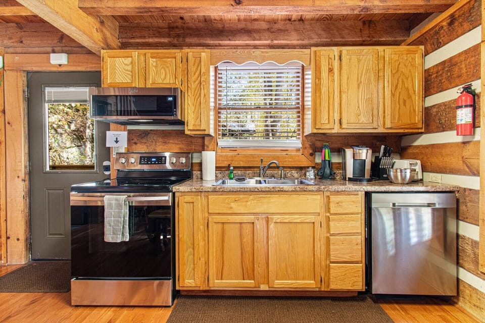 Keurig coffee machine, updated appliances, everything you should need in the kitchen!