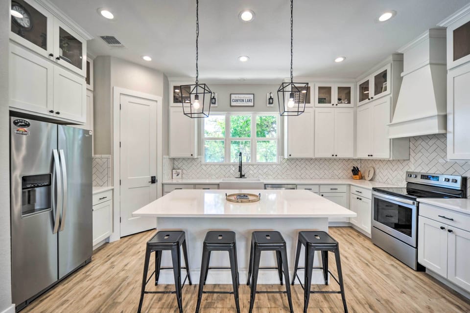 Fully Equipped Kitchen | Dishware/Flatware