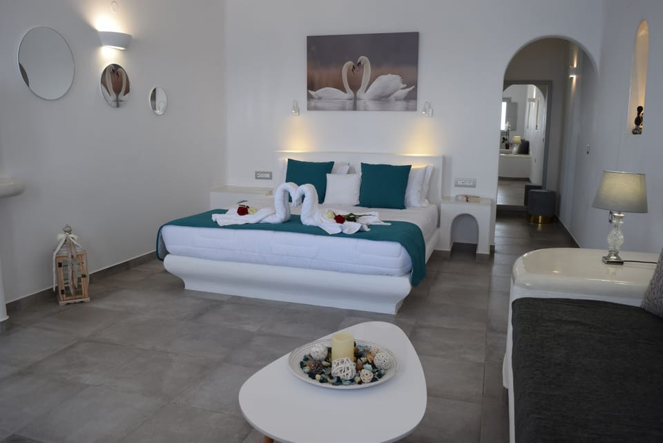 Honeymoon Suite, Hot Tub, Sea View | 1 bedroom, premium bedding, in-room safe, desk