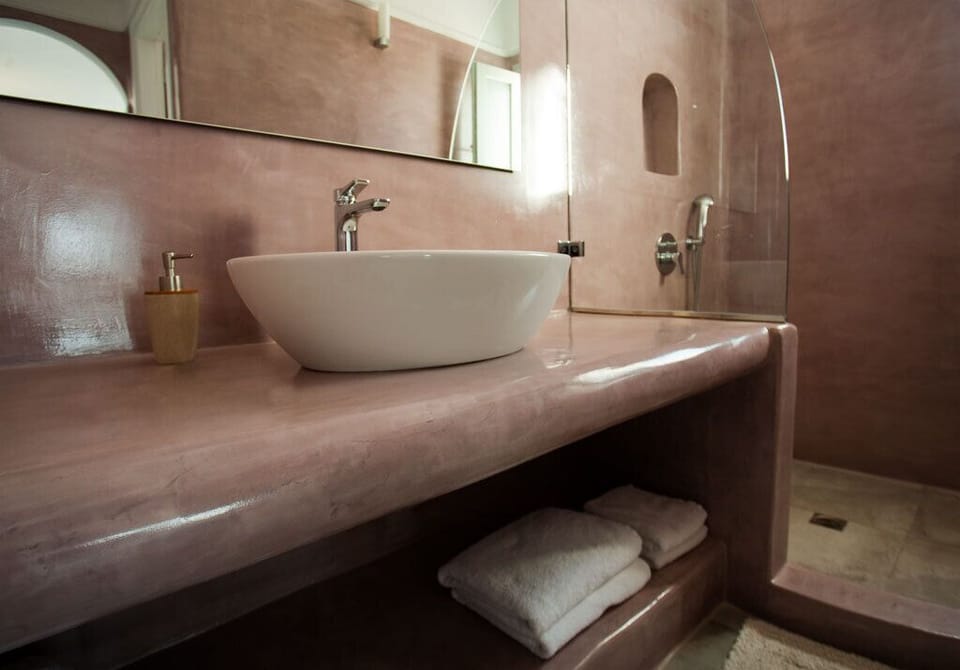 Deluxe Suite, Hot Tub, Sea View | Bathroom | Shower, rainfall showerhead, free toiletries, hair dryer