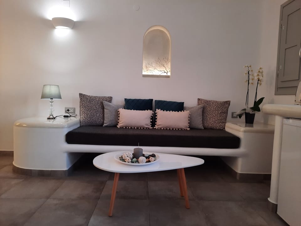 Honeymoon Suite, Hot Tub, Sea View | Living area | 32-inch flat-screen TV with satellite channels, TV