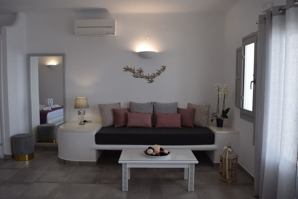 Deluxe Suite, Hot Tub, Sea View | Living area | 32-inch flat-screen TV with satellite channels, TV
