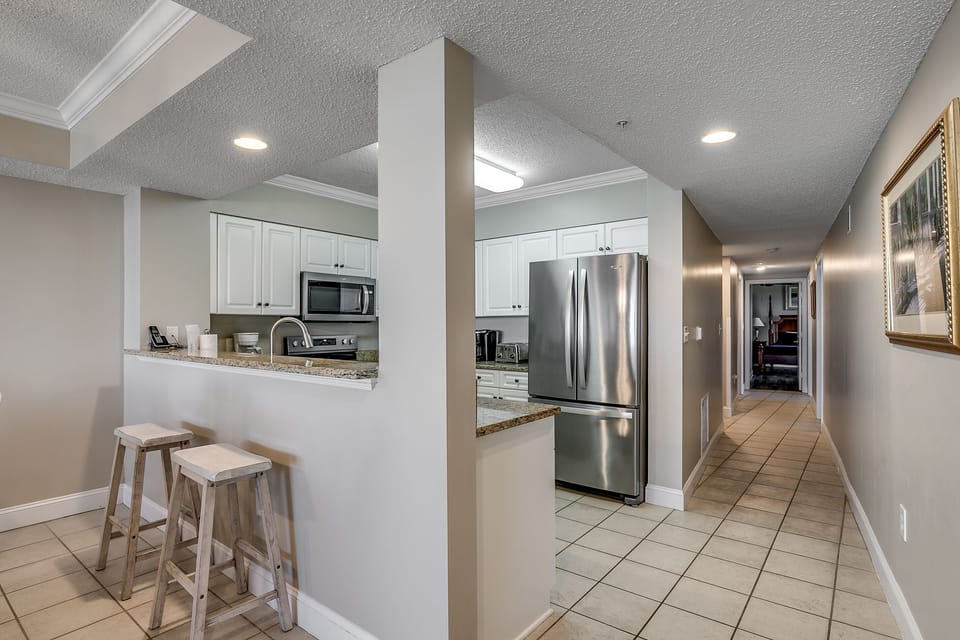Eat-in kitchen bar seating