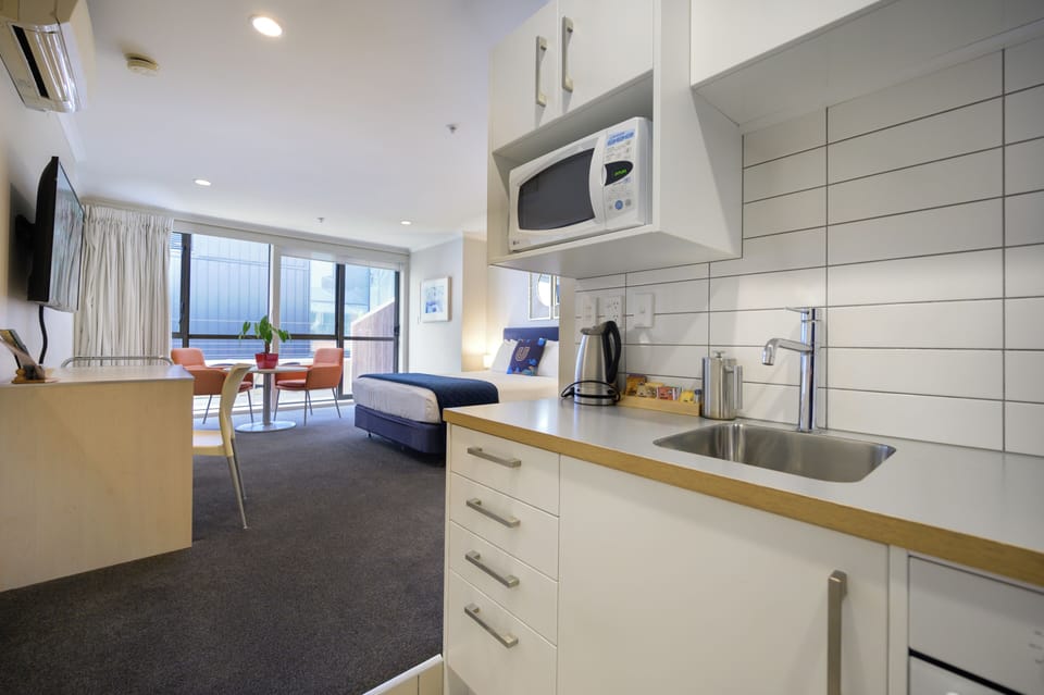 Studio, 1 Queen Bed | Private kitchenette | Fridge, microwave, oven, stovetop