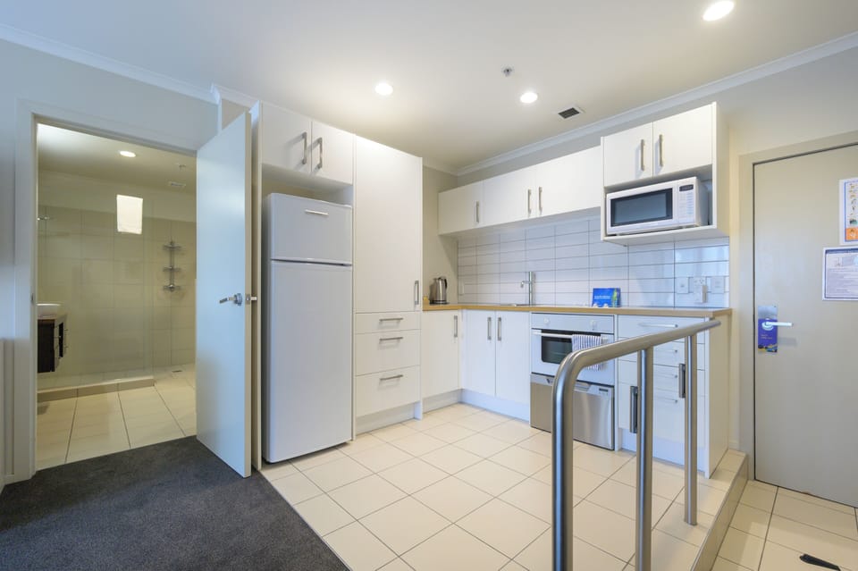 Deluxe Apartment, 1 Bedroom | Private kitchen | Fridge, microwave, oven, stovetop