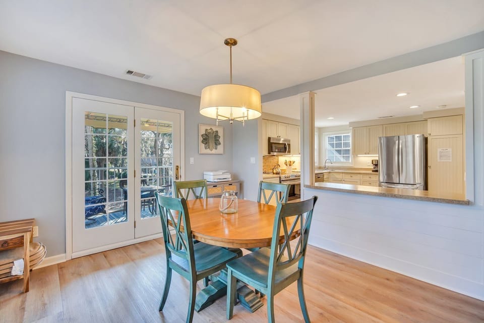 Dinning space with plenty of room for the entire Family.