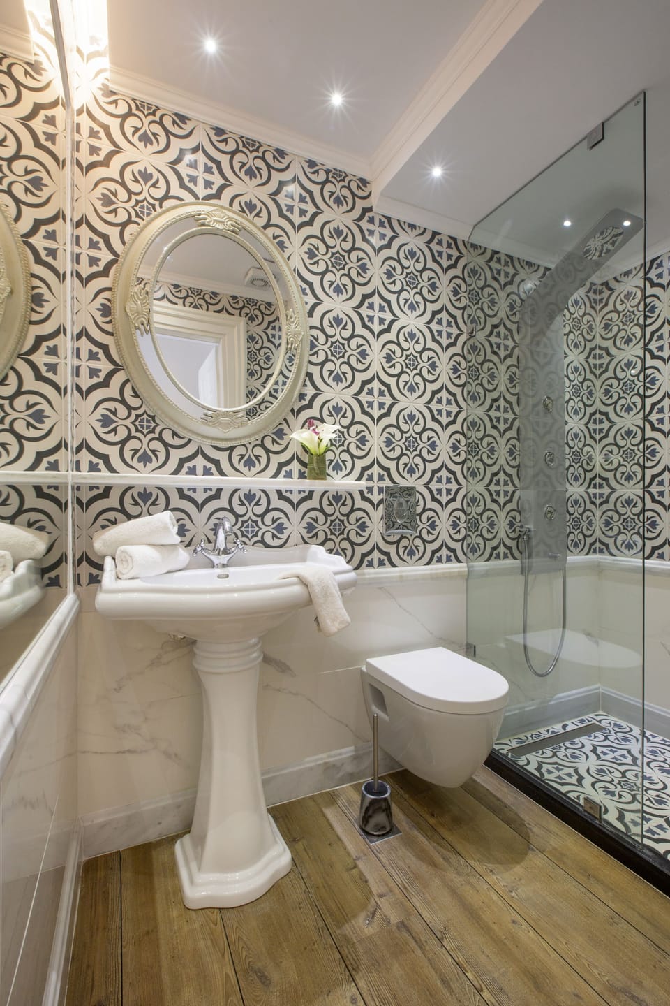 Superior Apartment, 1 Bedroom | Bathroom | Free toiletries, hair dryer, slippers, towels