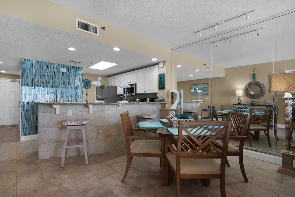 Dining Area and Breakfast Bar