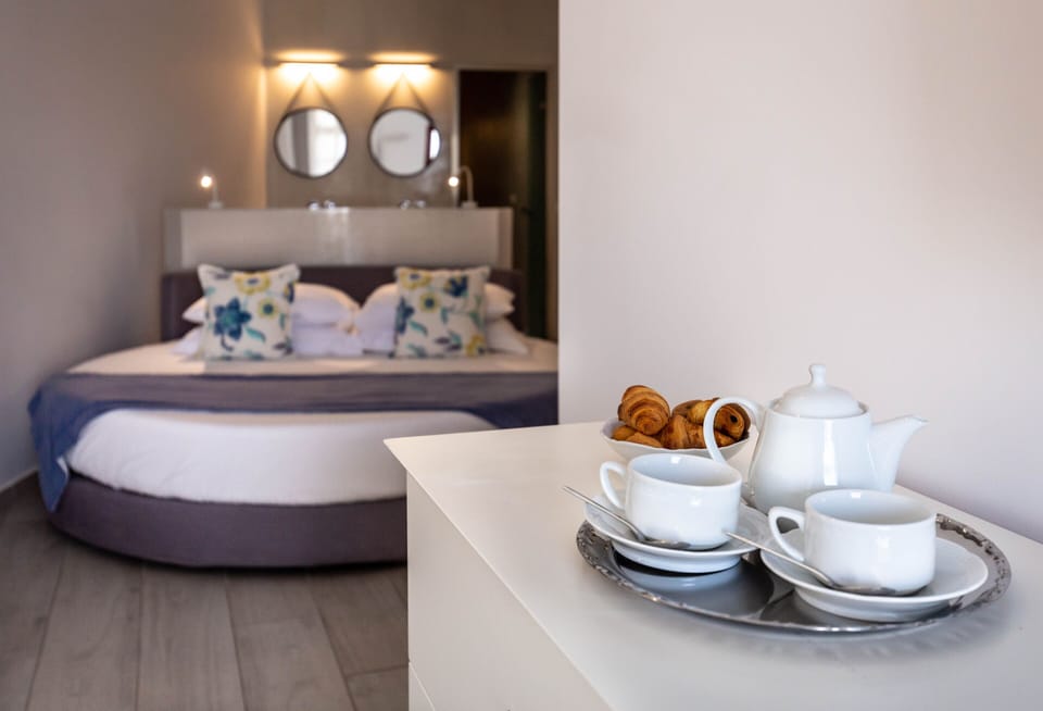 Superior Suite, Hot Tub | Bathroom | Free toiletries, hair dryer, bathrobes, slippers