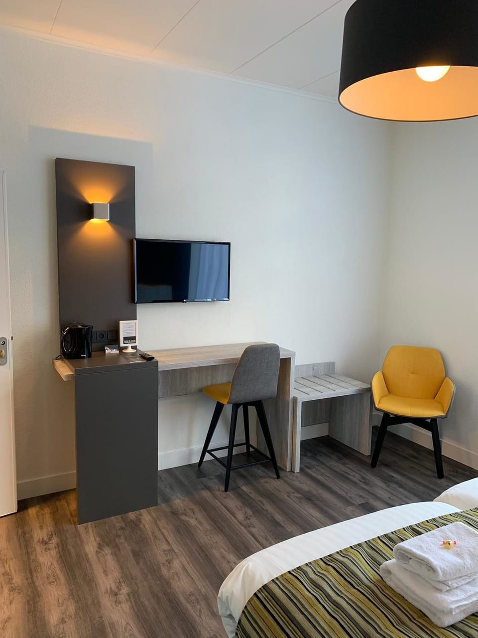 Double Room | Living area | 32-inch TV with cable channels