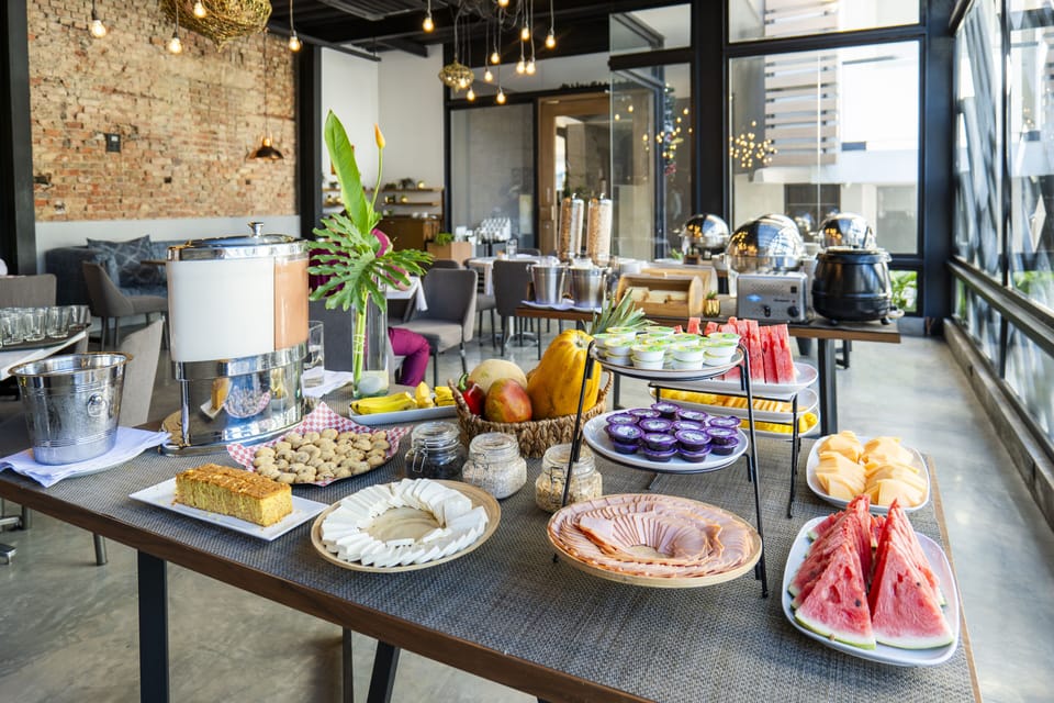2 restaurants; breakfast, lunch, dinner, and brunch served