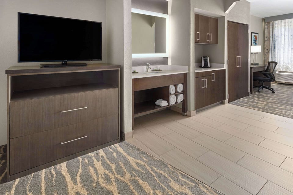 Deluxe Room, 1 King Bed, Non Smoking (Deluxe Family Room) | Pillowtop beds, desk, blackout drapes, iron/ironing board