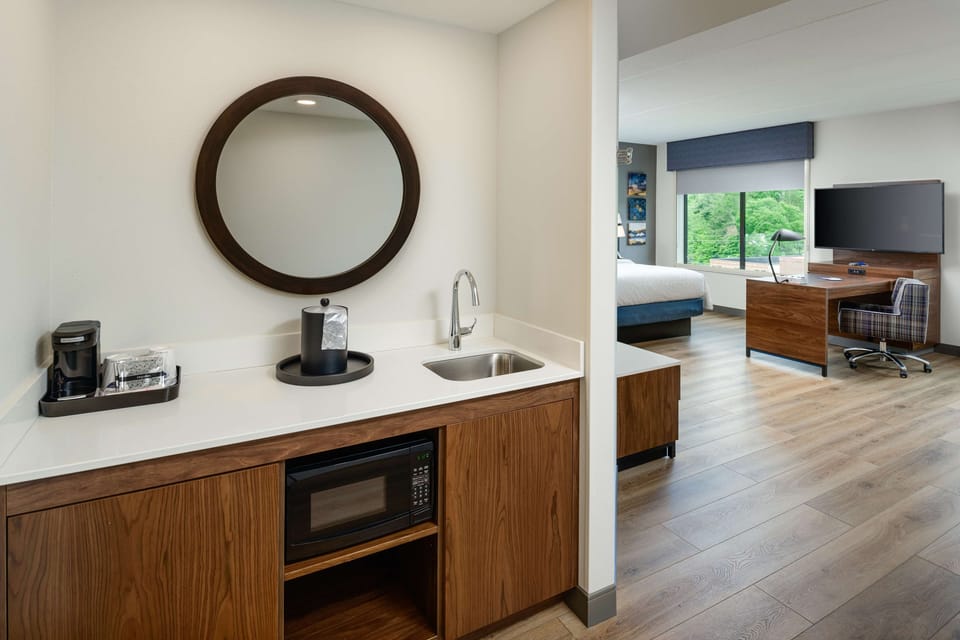 Studio, 1 King Bed, City View | In-room safe, desk, laptop workspace, blackout drapes