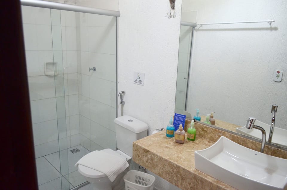 Standard Triple Room | Bathroom | Shower, free toiletries, hair dryer, towels