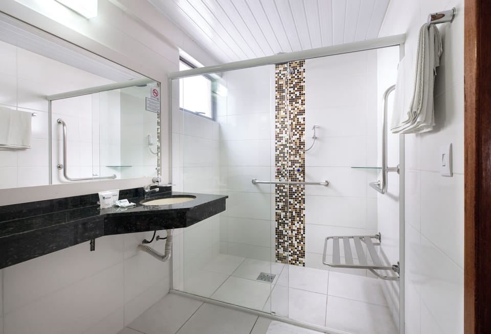 Executive Triple Room, 3 Twin Beds | Bathroom | Shower, free toiletries, hair dryer, towels