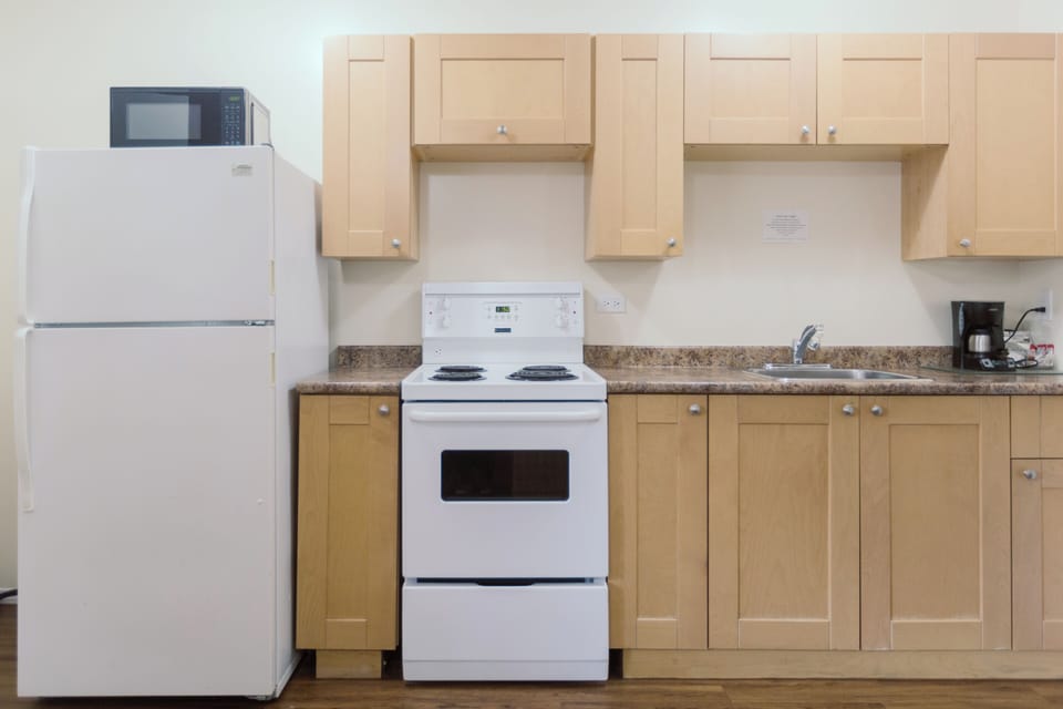 Studio | Private kitchen | Fridge, microwave, coffee/tea maker, toaster