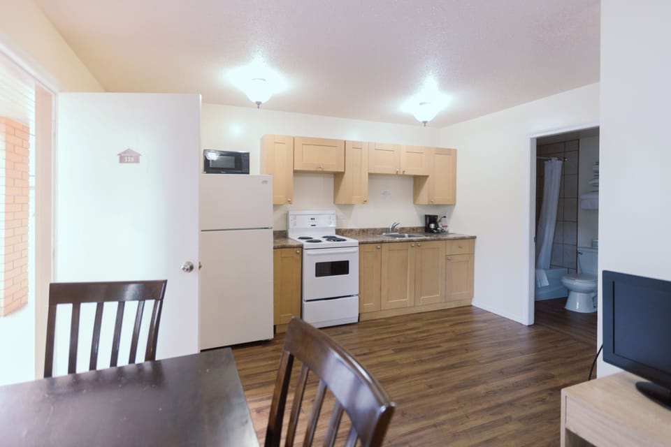 Studio | Private kitchen | Fridge, microwave, coffee/tea maker, toaster