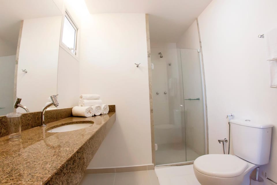 Quarto Casal/Duplo Standard - Com Varanda ( Piso Terreo) | Bathroom | Free toiletries, towels, soap, shampoo