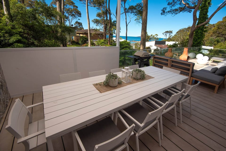 Outdoor Dining (Upper level)