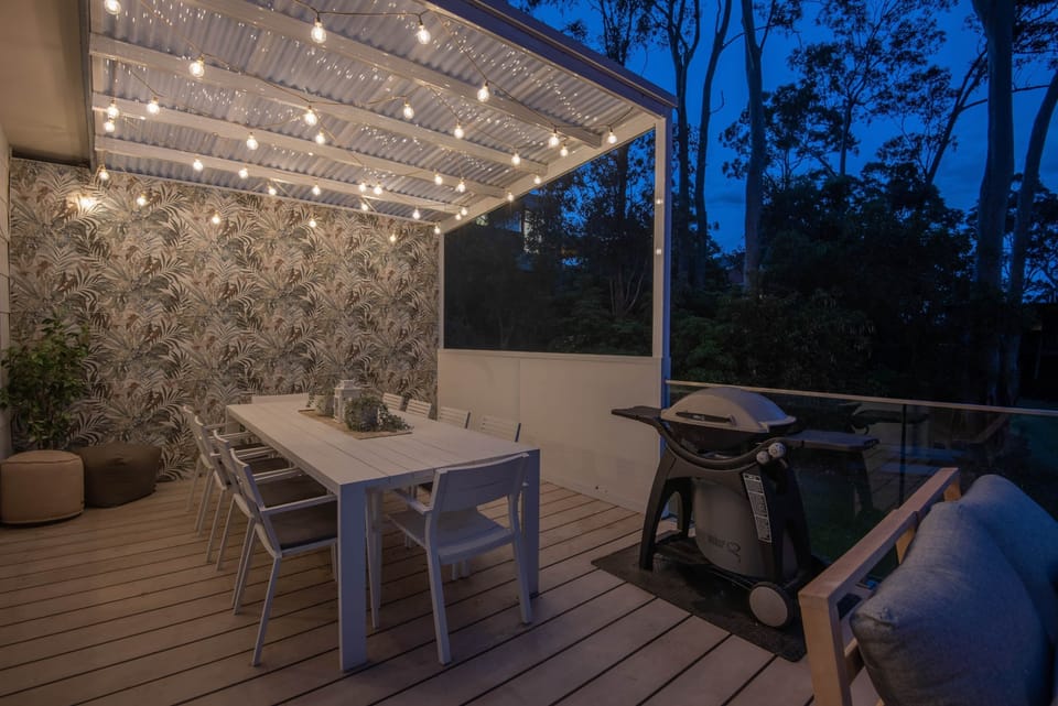 Outdoor Dining (Upper level)