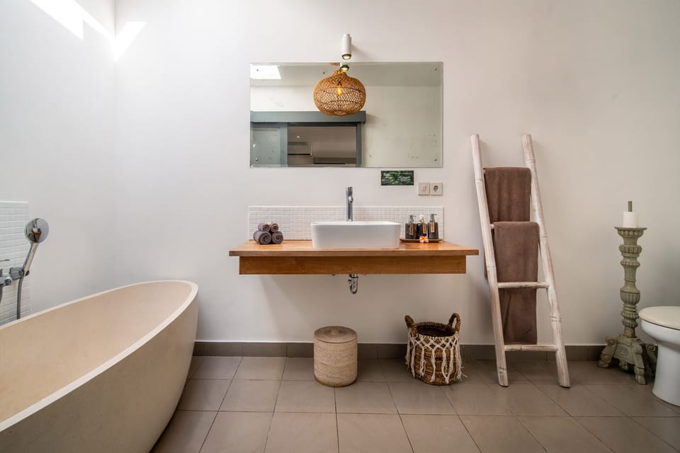 Splendid Private Villa, 2 BR, Canggu With Staff Villa in North Kuta