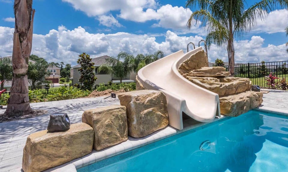 [amenities:pool-slide:3] Pool Slide