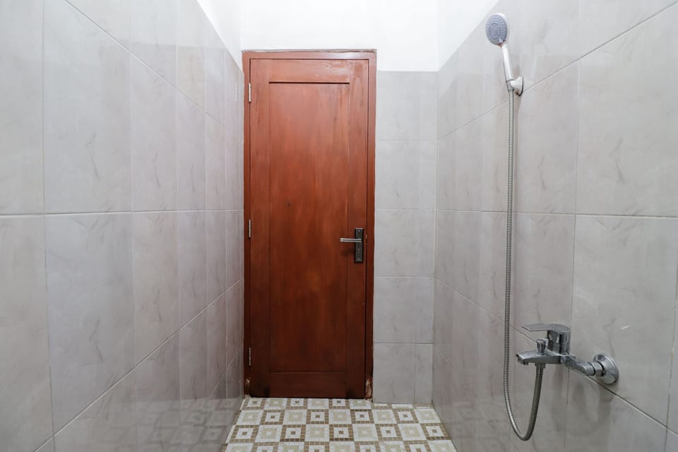Superior AC Queen Room | Bathroom | Shower, towels