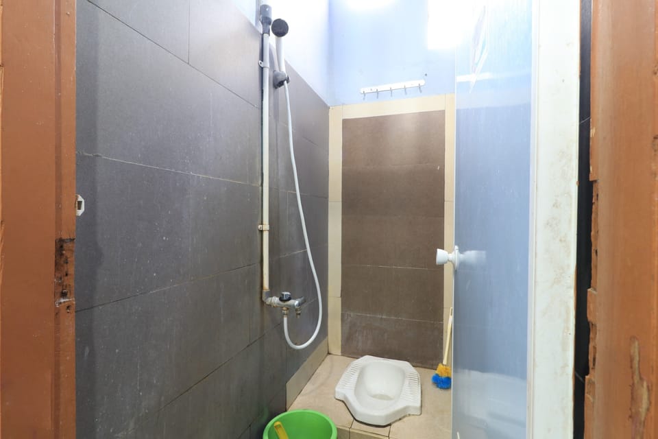 Single Room, Shared Bathroom | Bathroom | Bathtub, free toiletries, hair dryer, bidet