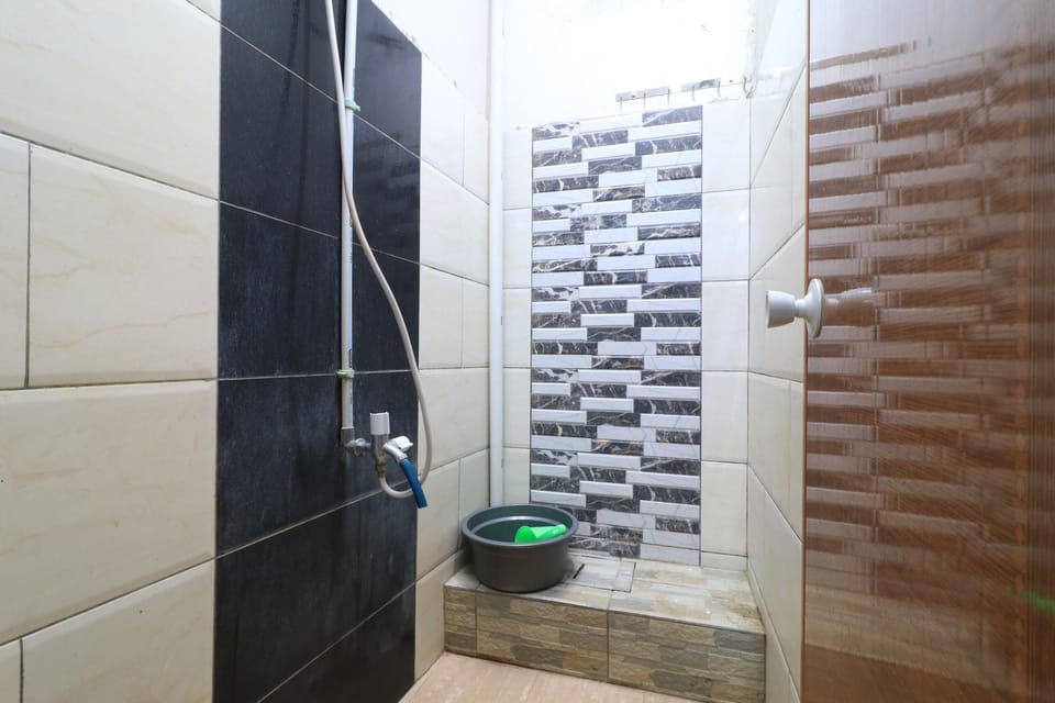 Single AC Room, Shared Bathroom | Bathroom | Bathtub, free toiletries, hair dryer, bidet