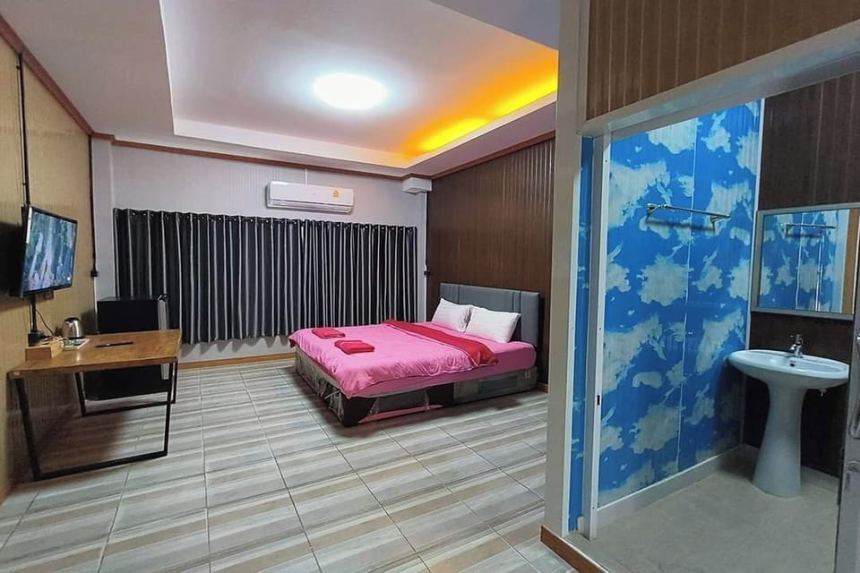 Standard King Room | Bathroom | Shower, free toiletries, hair dryer, slippers