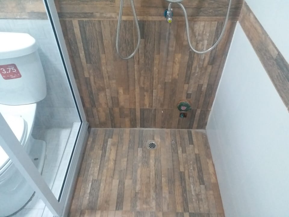 Standard Twin Room | Bathroom shower