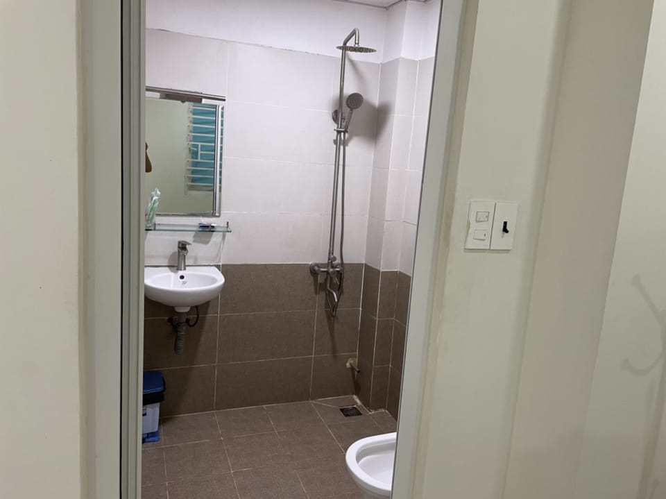 Superior Quadruple Room | Bathroom | Shower, free toiletries, hair dryer, slippers