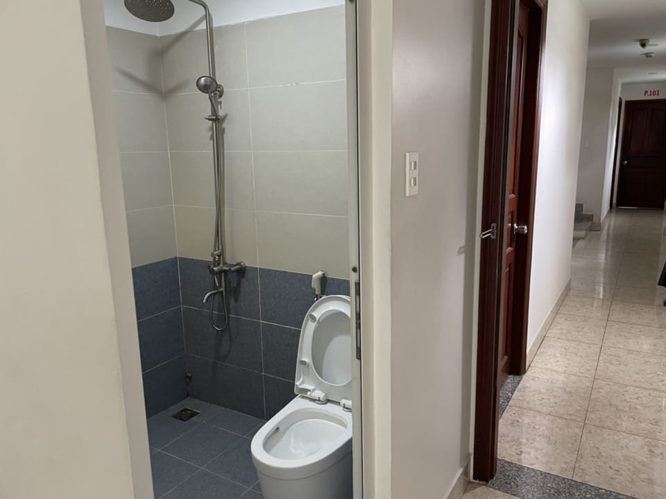 Superior Double Room | Bathroom | Shower, free toiletries, hair dryer, slippers