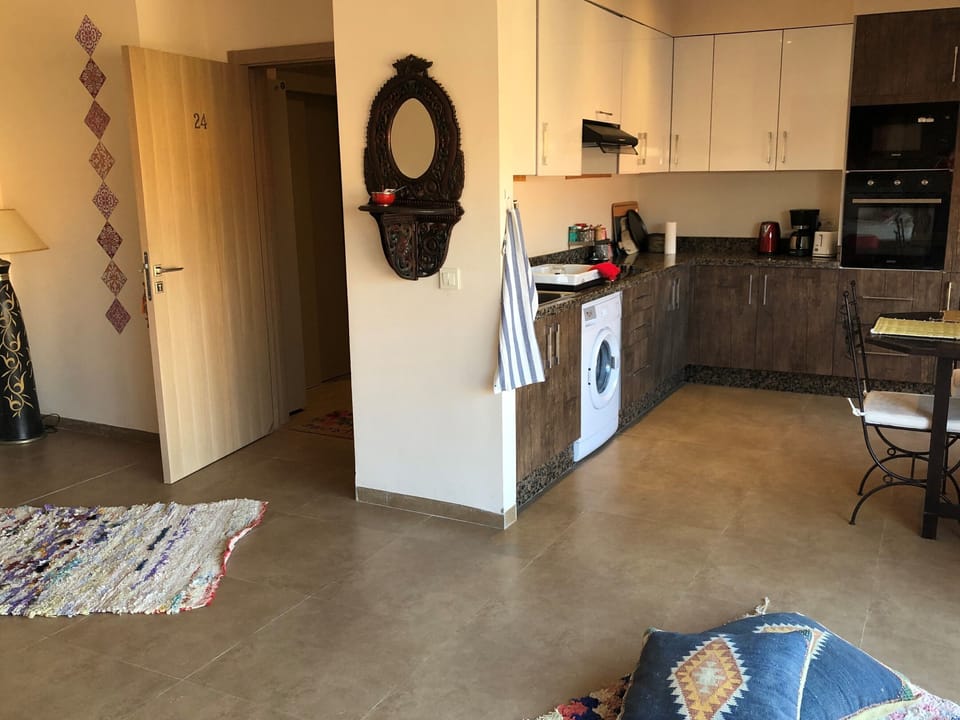 Here you have the entrance door, with the elevator to the left outside the door.