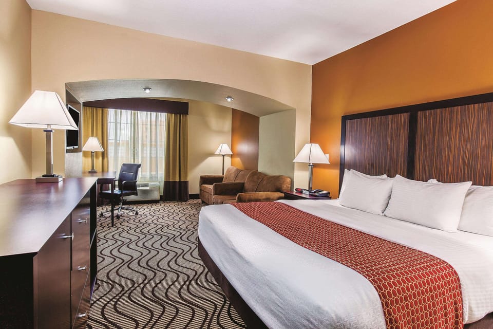 Deluxe Room, 1 King Bed, Bathtub Grab Bars, Non Smoking (Mobility Accessible) | Desk, iron/ironing board, free WiFi, bed sheets