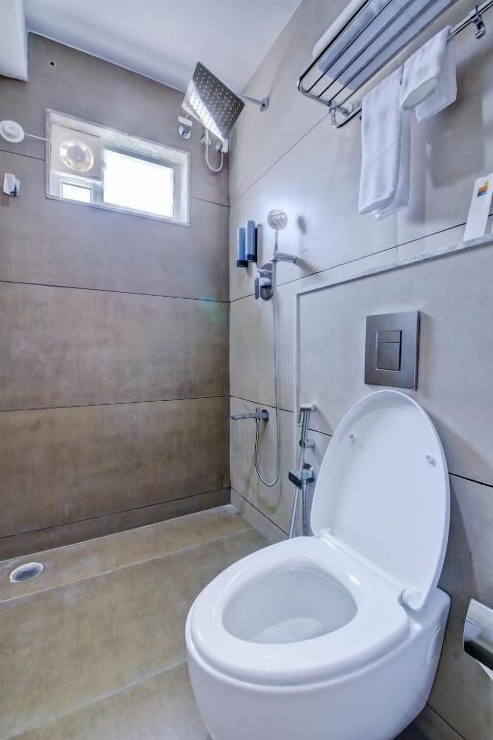 Deluxe Twin Room, Multiple Beds | Bathroom | Shower, free toiletries, slippers, towels
