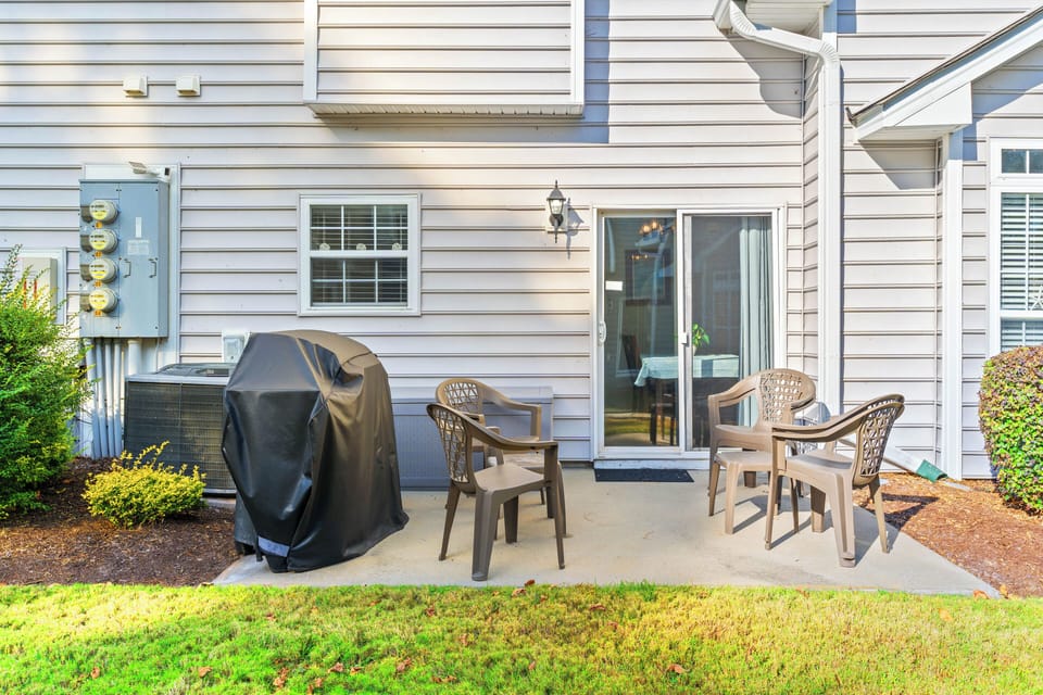 Outdoor Patio w/BBQ grill