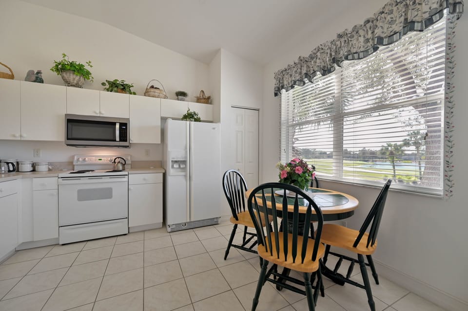 PS202 - Fully equipped kitchen with breakfast area overlooking the golf course