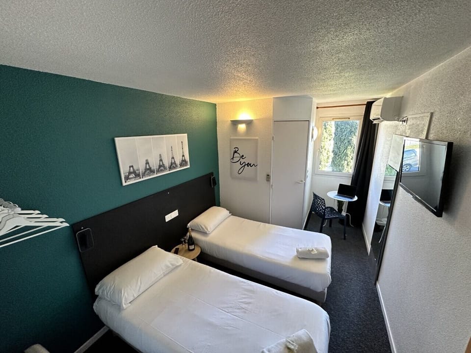 Standard Twin Room | Desk, laptop workspace, blackout drapes, soundproofing