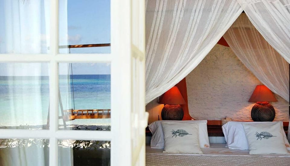 Deluxe Suite | Minibar, in-room safe, desk, laptop workspace