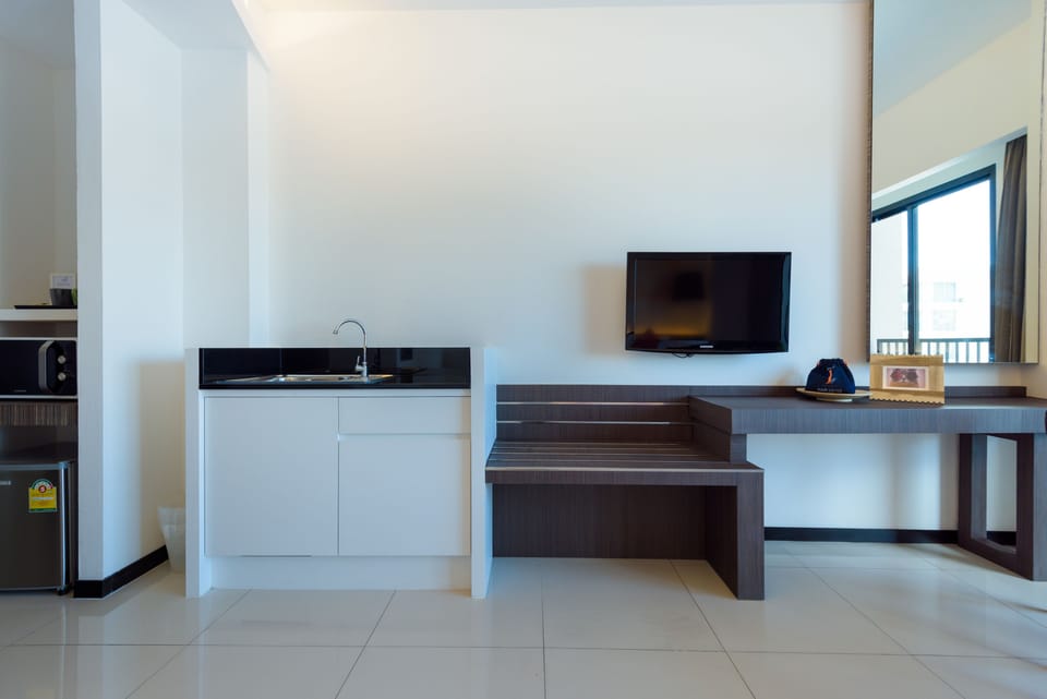 Deluxe Residence | In-room safe, desk, blackout drapes, free WiFi